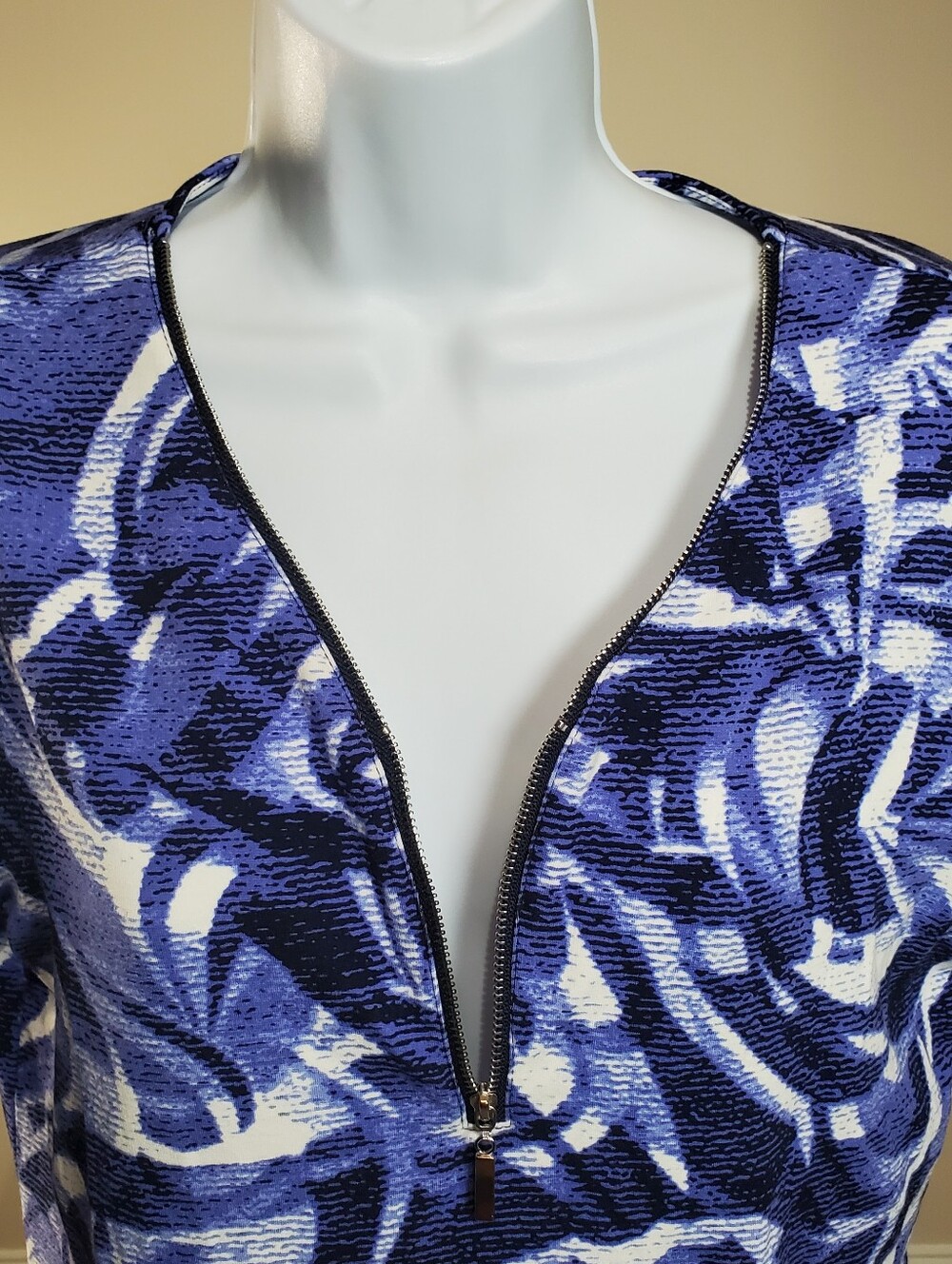 Chico's - Indigo Abstract Swirl Print - Zipper Accent Top Size 1 Medium - Picture 6 of 16